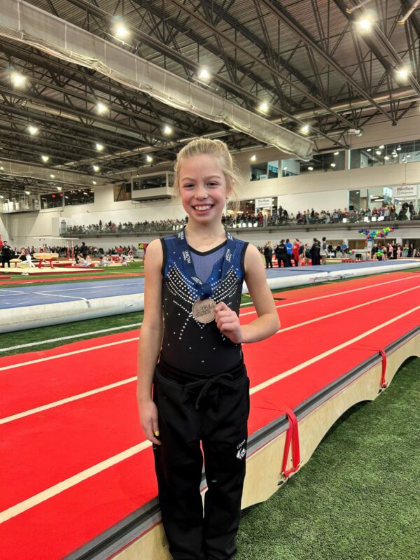 Léona Laurendeau saute sur les podiums