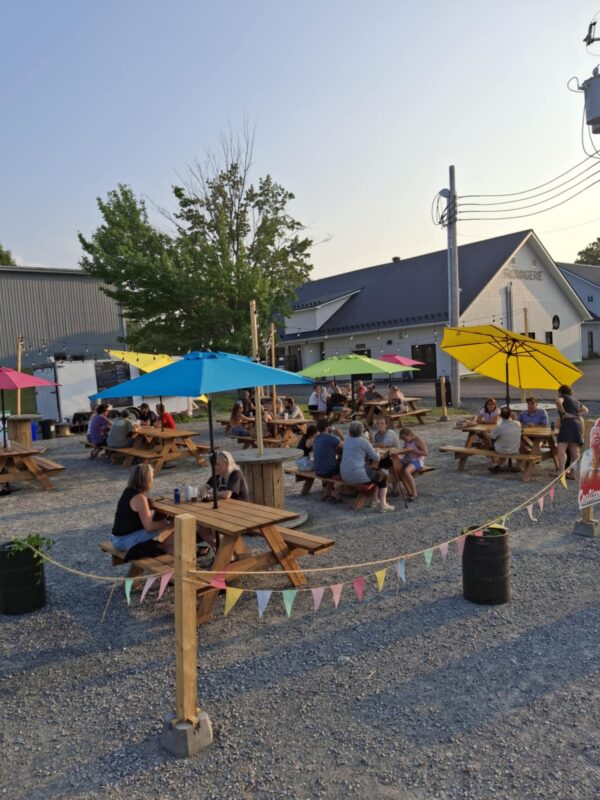 La nouvelle terrasse de Racine Microbrasserie fait sensation